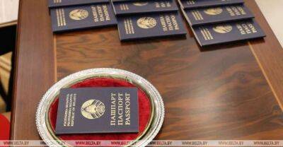 Lukashenko signs decree to grant Belarusian citizenship to 401 people