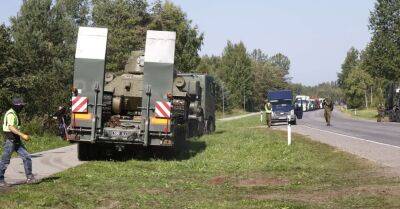 В Нарве демонтировали танк-памятник и другие советские монументы
