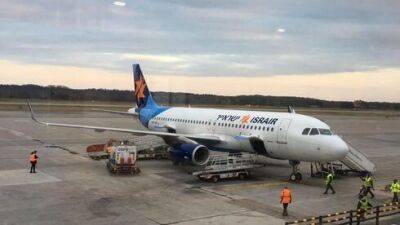 Тягач врезался в самолет в Бен-Гурионе: 160 пассажиров Israir через 12 часов отправили по домам