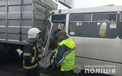 В Одессе маршрутка врезалась в грузовик, пять пострадавших