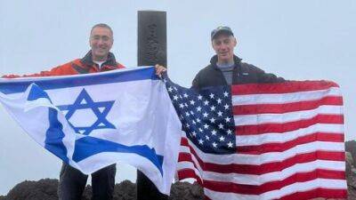 Дипломатия на подъеме: послы Израиля и США покорили гору Фудзияма