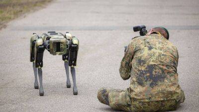 Робот-собака с гранотометом на спине повился на подмосковном форуме "Армия-2022" - ВИДЕО