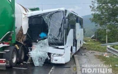 На Львовщине автобус столкнулся с двумя автоцистернами, есть жертвы