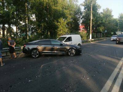 В аварии с тремя автомобилями в Твери пострадал один из водителей
