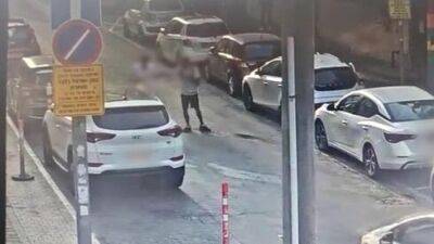 Видео: мужчина в Тель-Авиве без причины бил прохожих камнем