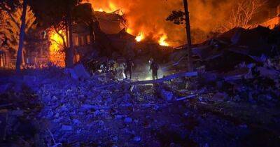 ВС РФ обстреляли жилой дом в Харькове: начался сильный пожар, известно о 6 погибших (видео)