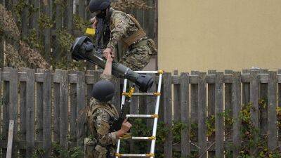 Британские инструкторы тренируют сотни украинских военных