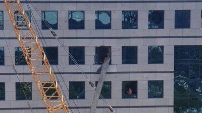 ЧП в Герцлии: металлическая балка выбила окно и оказалась на третьем этаже офиса