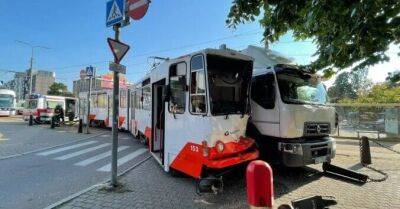 ФОТО. В Таллинне латвийский фургон Maxima протаранил трамвай; вагоновожатый госпитализирован