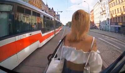 В Брно невнимательная девушка чудом не попала под трамвай: видео