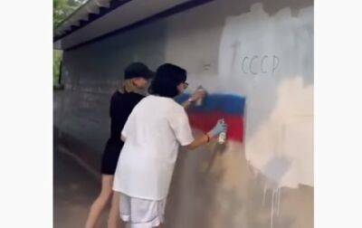 Оккупанты свозят в Херсон людей для зарисовки украинской символики