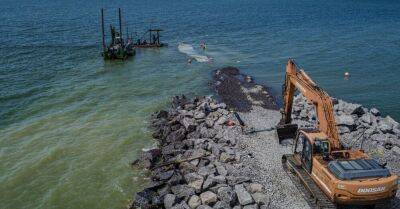 Купаться в водах Лиепайского порта опасно из-за выброшенного на берег острого металлического предмета