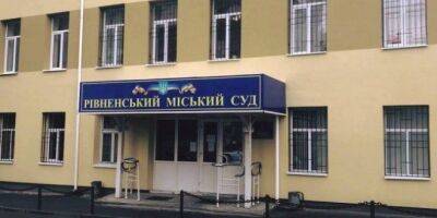 Тоже не повезло с соседкой. Суд обязал жительницу Ровно отмыть оплеваную дверь соседа - nv.ua - Украина