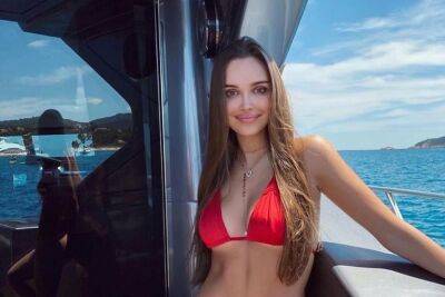 Севастьянова опубликовала откровенный снимок в чёрном купальнике на фоне моря. ФОТО