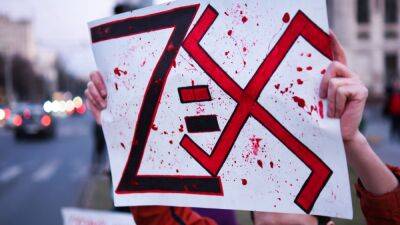 Жителя Кандалакши арестовали за плакат с буквами Z, V и свастикой