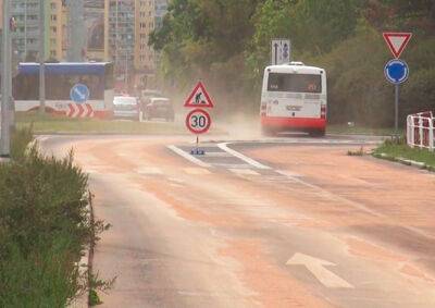 Дорога в Праге превратилась в каток из-за пролитого масла: видео