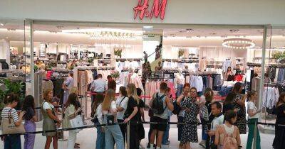 Москвичи стояли в очередях часами, чтобы попасть в магазины H&M