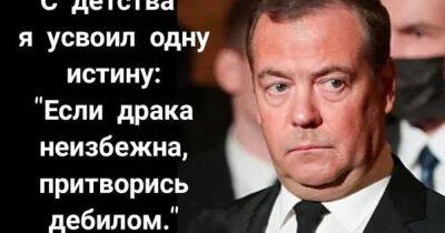 Экс-Медведев, уточка и fake o’clock. Как российское государство занимается эксгибиционизмом