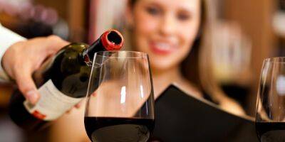 «Идеальная температура». Нужно ли охлаждать красное вино перед подачей — винный эксперт