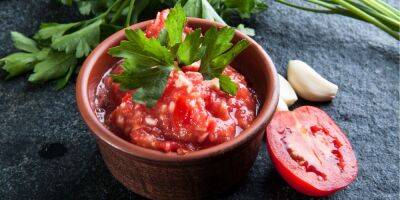 Турецкая томатная закуска. Как приготовить пикантную аджику Эзме