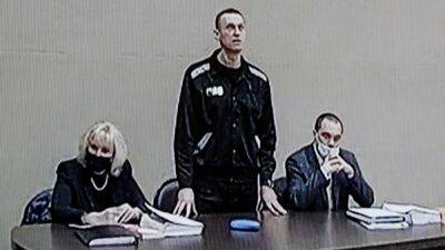 ЕС в годовщину покушения на Навального призвал освободить политика