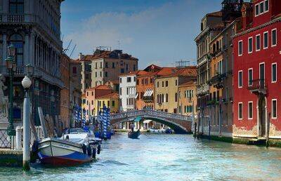 В Венеции австралийские туристы прокатились по каналу на серфах и были оштрафованы