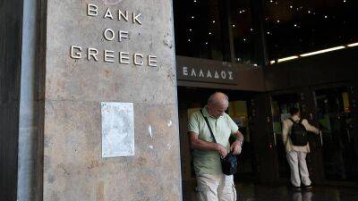 Греция освобождается от надзора кредиторов