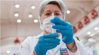 В Таджикистане проходит ревакцинация медработников от коронавируса