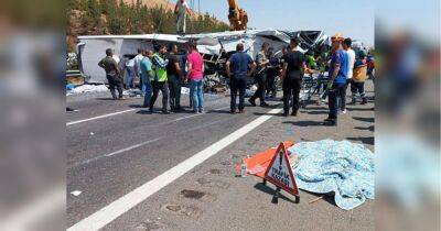 М'ясорубка на півдні Туреччини: у моторошній автокатастрофі за участю пасажирського автобуса та швидкої допомоги загинули 16 людей