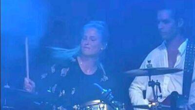 Видео: Бар Рафаэли исполнила соло на барабанах на концерте Авива Гефена