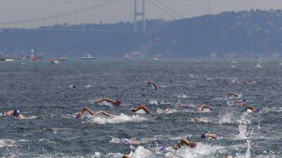 Из Азии в Европу вплавь: турки одержали победу в гонке через Босфор