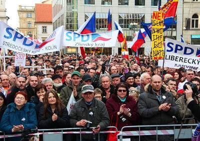 В Праге митинги против ислама и беженцев собрали тысячи человек