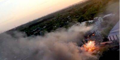 Горит до сих пор. Ночью в Донецке уничтожили базу группировки «Пятнашка» — видео