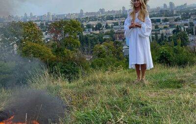 Оля Полякова на Лысой горе сожгла российский головной убор