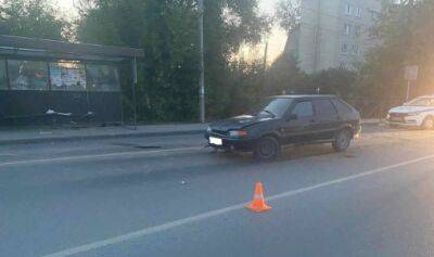 Автомобиль совершил наезд на пешеходов на остановочном комплексе по улице Ленина Кунгура