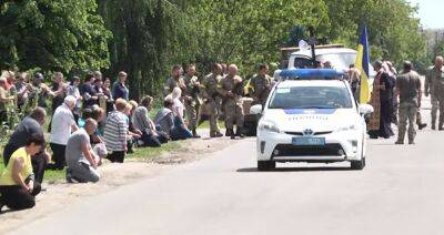 Украинцы в слезах склонили головы: Залужный рассказал, сколько военных погибли с начала войны