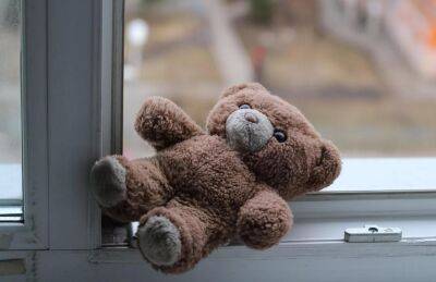 Родителям Тверской области рассказали, как предотвратить падение ребенка из окна