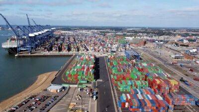 Рабочие крупнейшего порта страны начали забастовку из-за зарплаты