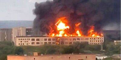 На одном из предприятий Харькова вспыхнул масштабный пожар — видео