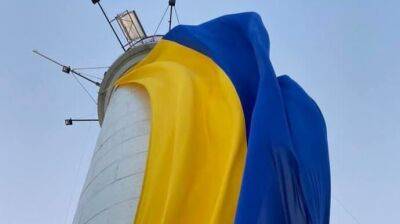 Одесситы развернули 18-метровый флаг Украины на Воронцовском маяке