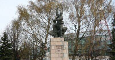 В Лиепае планируется снести три памятника, судьба двух советских истребителей под вопросом