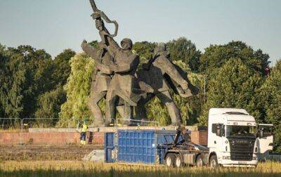 В Риге начался снос памятника советским солдатам