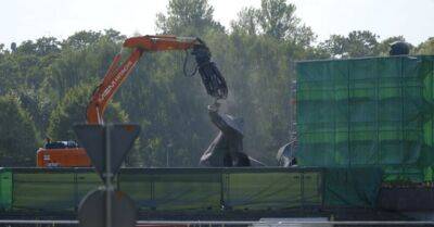 Снос памятника в Пардаугаве: демонтированы две скульптуры (ФОТО, ВИДЕО)