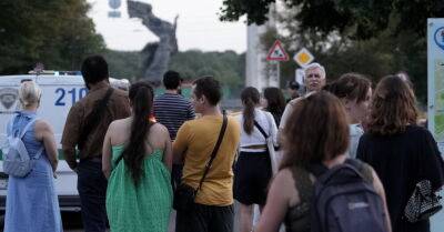 ФОТО: вечером в парке Победы собралось несколько десятков человек; задержаны 14 человек