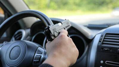 Драма в дорожной пробке в Ришон ле-Ционе: водитель наставил пистолет на отца с детьми