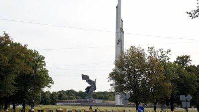 В Риге сносят советский мемориал
