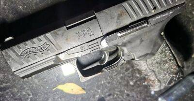 ФОТО. Вооруженное ограбление в Пардаугаве: у жертвы отобрали деньги и пытались похитить машину