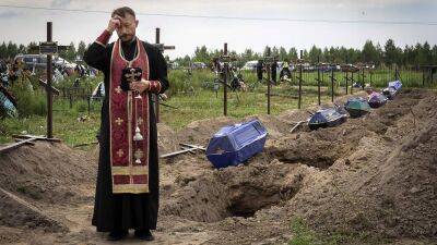 Погребение жертв военных преступлений в Буче