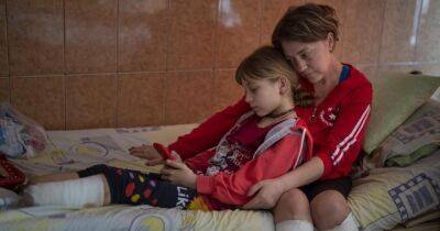 Ракетный удар в Краматорске: мать и дочь, оставшиеся без ног, вновь учатся ходить (фото)