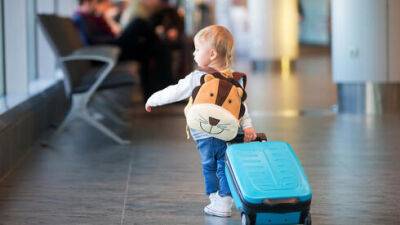 В самолете, отеле, бассейне: как оградить детей от опасностей на отдыхе